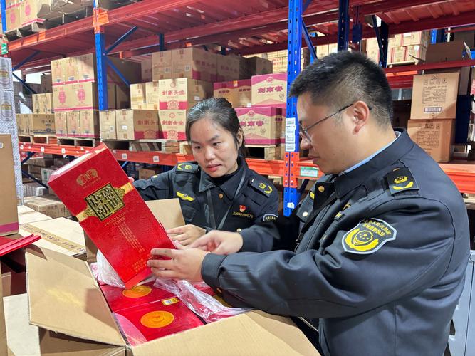 2025年2月,万州区市场监管局在酒类经营者库房内开展特供酒检查