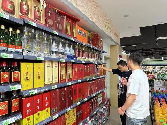 雨城区开展&ldquo;特供酒&rdquo;清源断链奏响&ldquo;舌尖保卫战&rdquo;号角