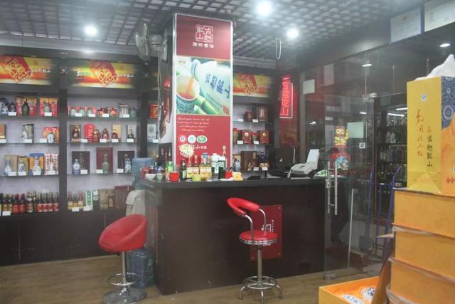 小镇上的烟酒店都没生意,为何越开越多?到底靠什么赚钱?